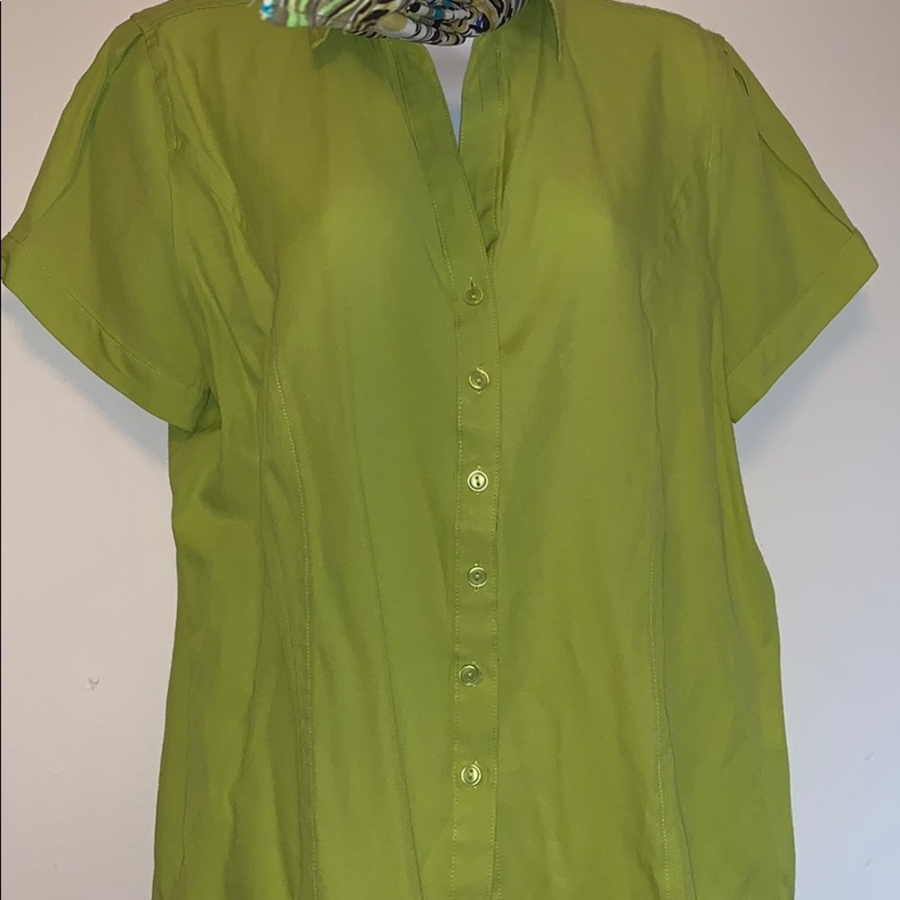 Button up size medium - Picture 4 of 6